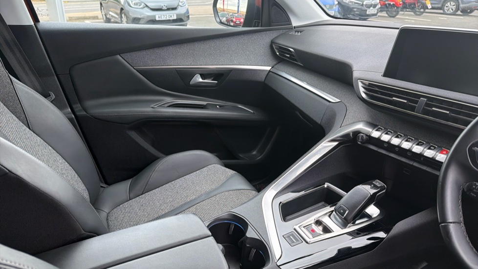 Peugeot 3008 1.2 PureTech Allure 5dr EAT8 Petrol Estate - Image 14
