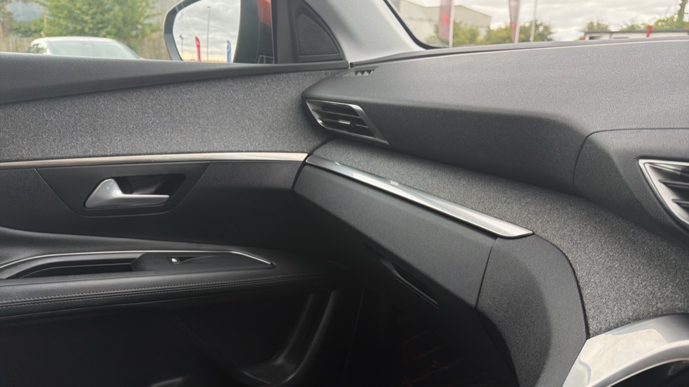 Peugeot 3008 1.2 PureTech Allure 5dr EAT8 Petrol Estate - Image 31