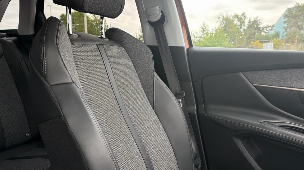Peugeot 3008 1.2 PureTech Allure 5dr EAT8 Petrol Estate - Image 33
