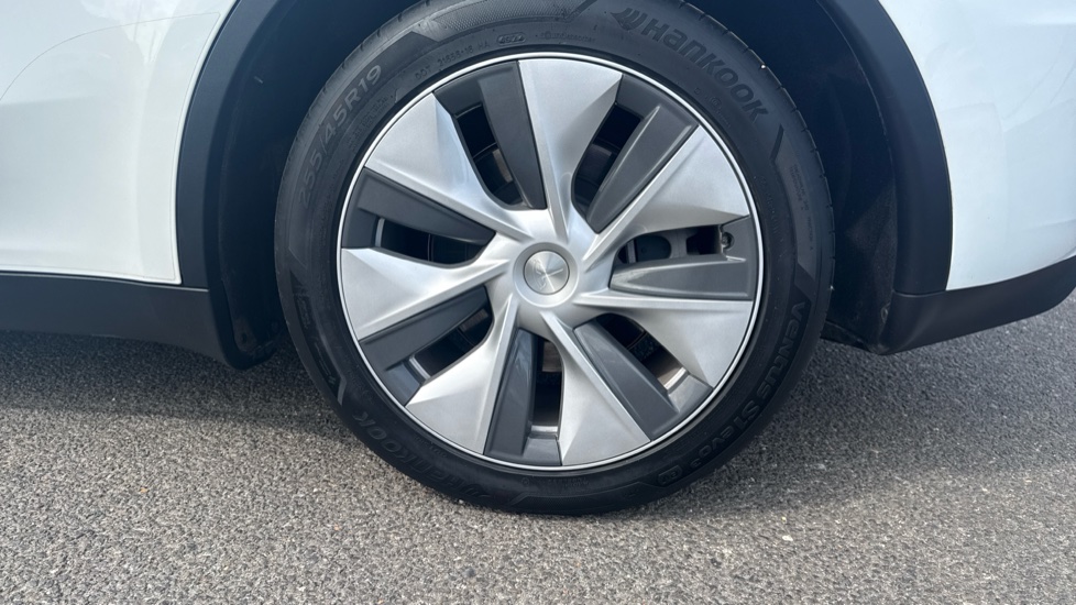 Tesla Model Y Long Range AWD 5dr Auto Electric Hatchback - Image 24