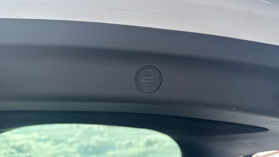 Tesla Model Y Long Range AWD 5dr Auto Electric Hatchback - Image 30