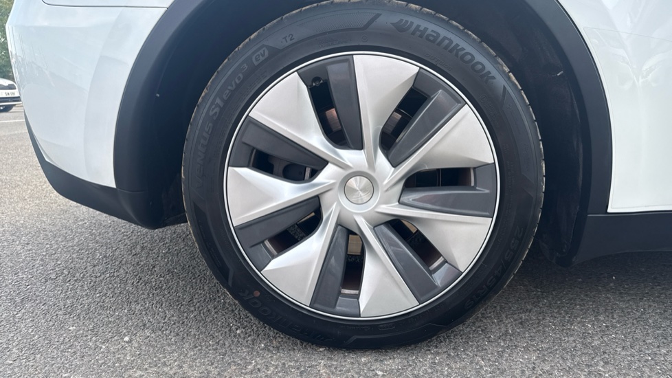 Tesla Model Y Long Range AWD 5dr Auto Electric Hatchback - Image 31