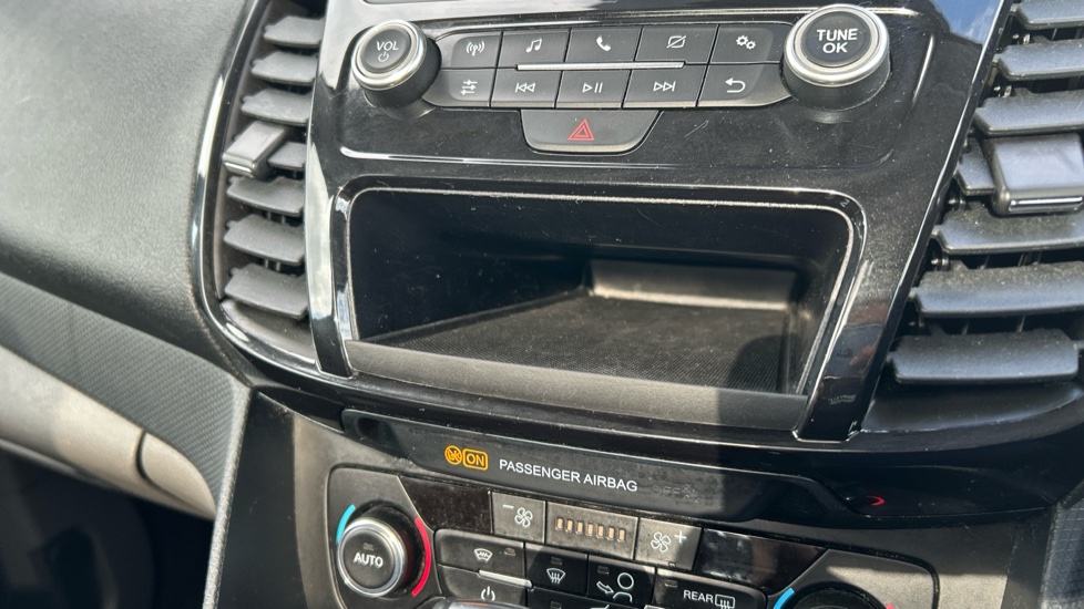 Ford Tourneo Connect 1.5 EcoBlue 120 Titanium 5dr Powershift Diesel Estate - Image 32