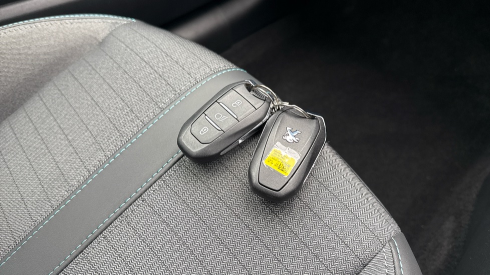Peugeot 208 1.2 PureTech 100 Allure Premium + 5dr Petrol Hatchback - Image 20