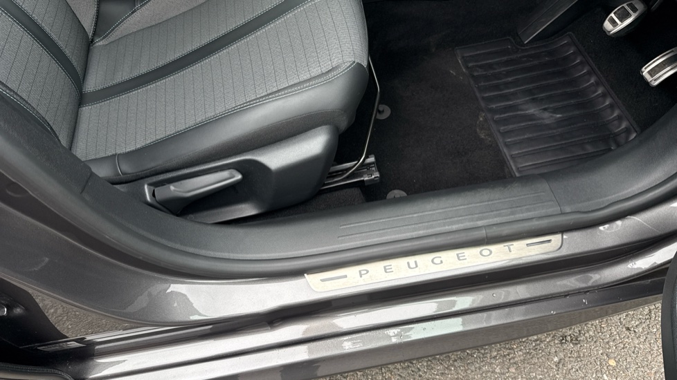 Peugeot 208 1.2 PureTech 100 Allure Premium + 5dr Petrol Hatchback - Image 21