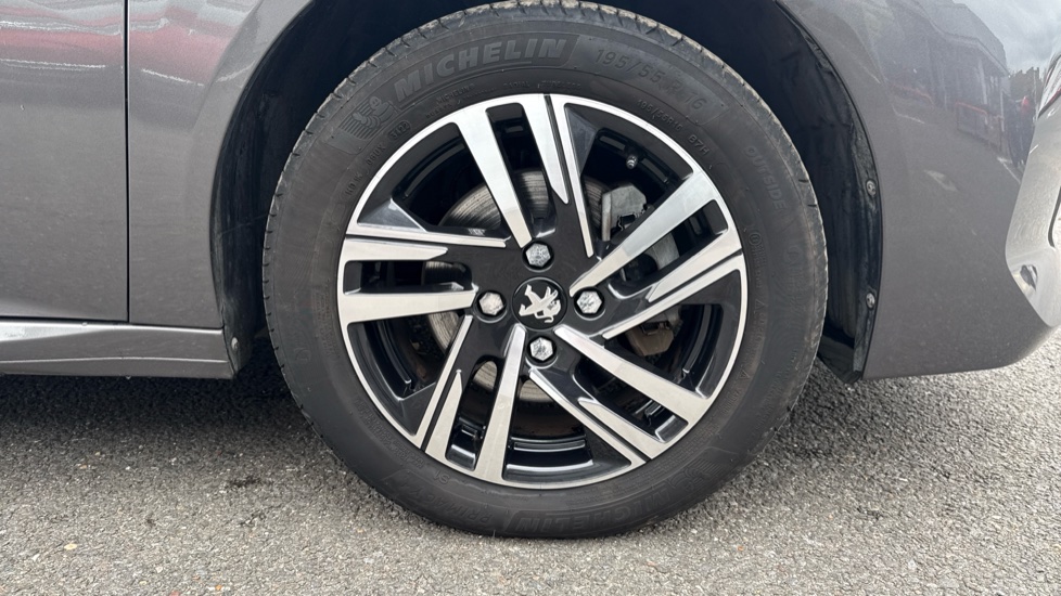Peugeot 208 1.2 PureTech 100 Allure Premium + 5dr Petrol Hatchback - Image 24