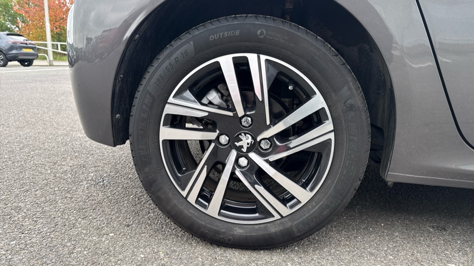 Peugeot 208 1.2 PureTech 100 Allure Premium + 5dr Petrol Hatchback - Image 25