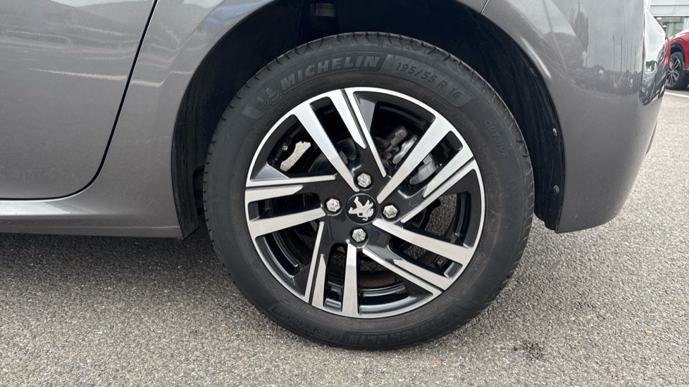 Peugeot 208 1.2 PureTech 100 Allure Premium + 5dr Petrol Hatchback - Image 31