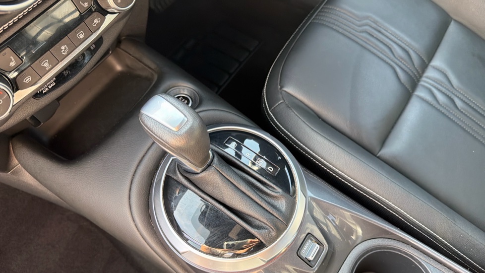 Nissan Juke 1.0 DiG-T 114 Tekna 5dr DCT Petrol Hatchback - Image 13