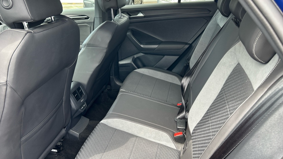 Volkswagen T-Roc 2.0 TSI 4MOTION R 5dr DSG Petrol Hatchback - Image 16