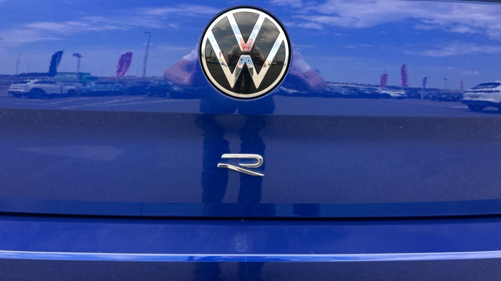 Volkswagen T-Roc 2.0 TSI 4MOTION R 5dr DSG Petrol Hatchback - Image 28