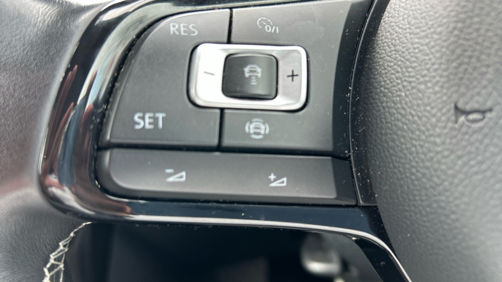 Volkswagen T-Roc 2.0 TSI 4MOTION R 5dr DSG Petrol Hatchback - Image 39