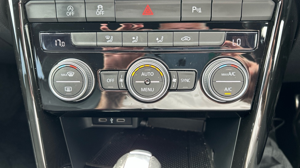 Volkswagen T-Roc 2.0 TSI 4MOTION R 5dr DSG Petrol Hatchback - Image 44