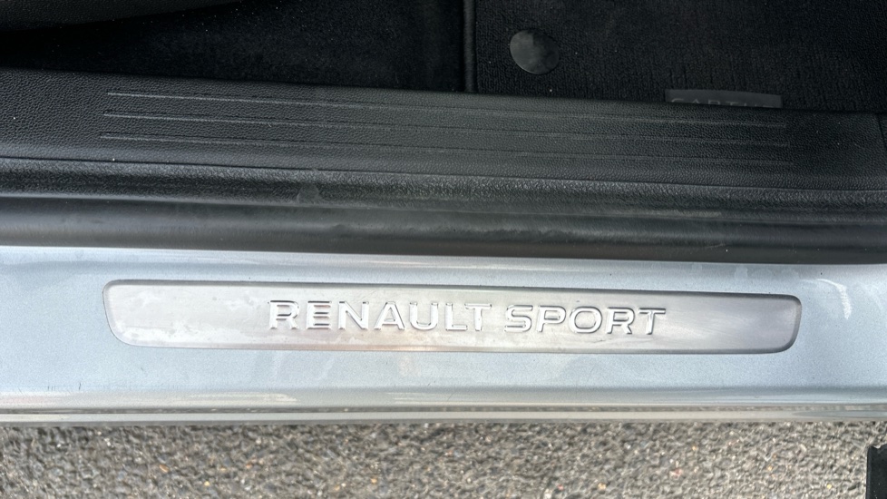 Renault Captur 1.3 Mild hybrid 140 R.S. Line 5dr Petrol Hatchback - Image 35