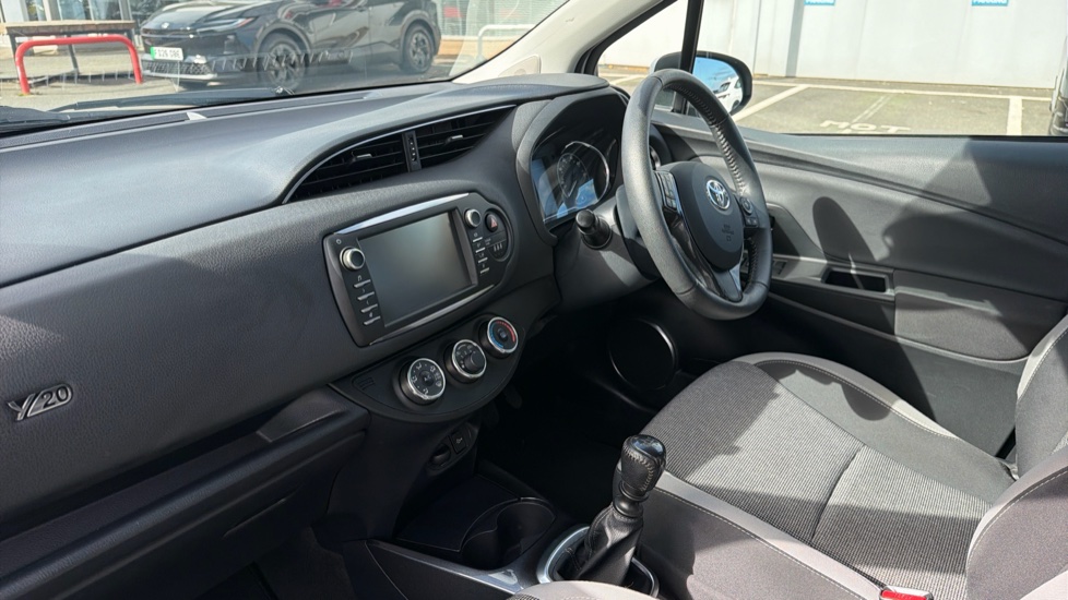 Toyota Yaris 1.5 VVT-i Y20 5dr [Bi-tone] Petrol Hatchback - Image 9