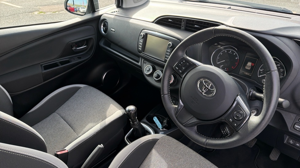 Toyota Yaris 1.5 VVT-i Y20 5dr [Bi-tone] Petrol Hatchback - Image 11