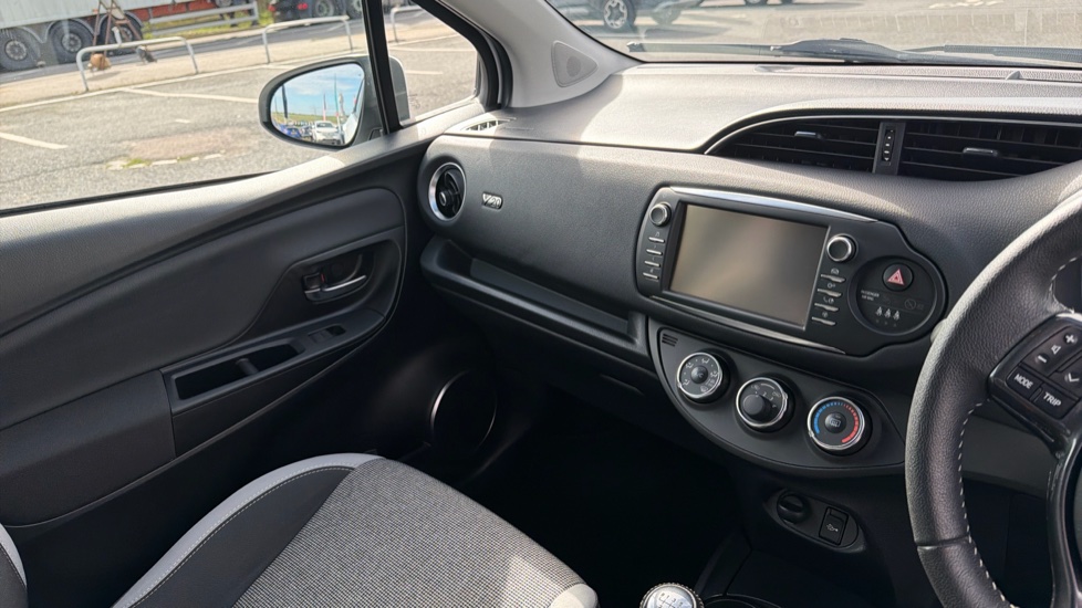 Toyota Yaris 1.5 VVT-i Y20 5dr [Bi-tone] Petrol Hatchback - Image 14