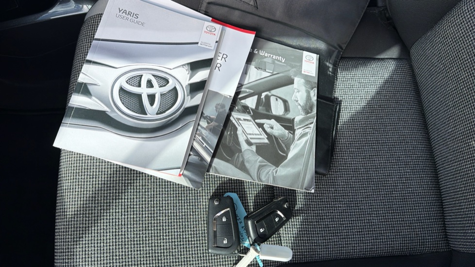 Toyota Yaris 1.5 VVT-i Y20 5dr [Bi-tone] Petrol Hatchback - Image 19