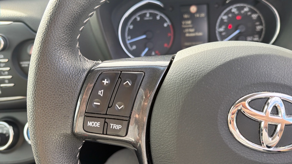 Toyota Yaris 1.5 VVT-i Y20 5dr [Bi-tone] Petrol Hatchback - Image 21