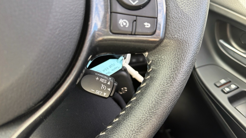 Toyota Yaris 1.5 VVT-i Y20 5dr [Bi-tone] Petrol Hatchback - Image 23