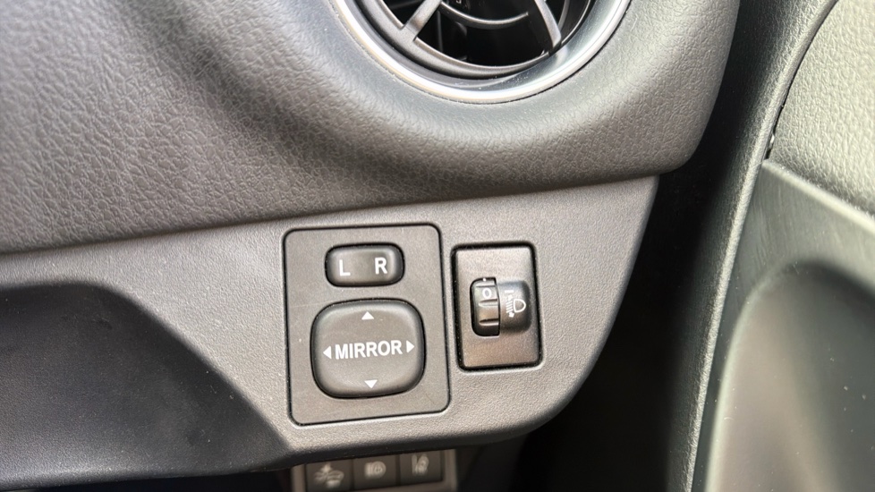 Toyota Yaris 1.5 VVT-i Y20 5dr [Bi-tone] Petrol Hatchback - Image 26