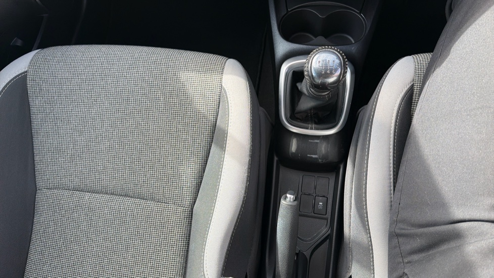 Toyota Yaris 1.5 VVT-i Y20 5dr [Bi-tone] Petrol Hatchback - Image 30