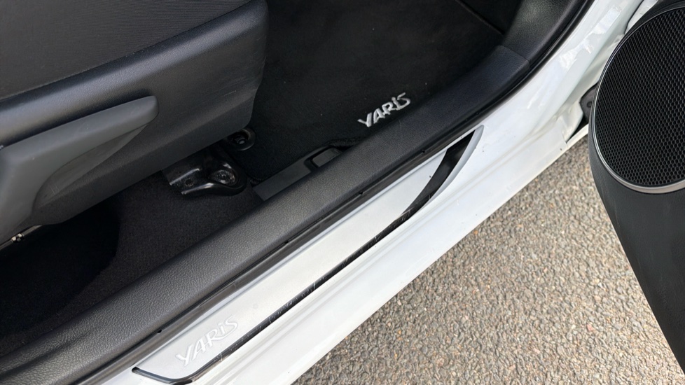 Toyota Yaris 1.5 VVT-i Y20 5dr [Bi-tone] Petrol Hatchback - Image 34