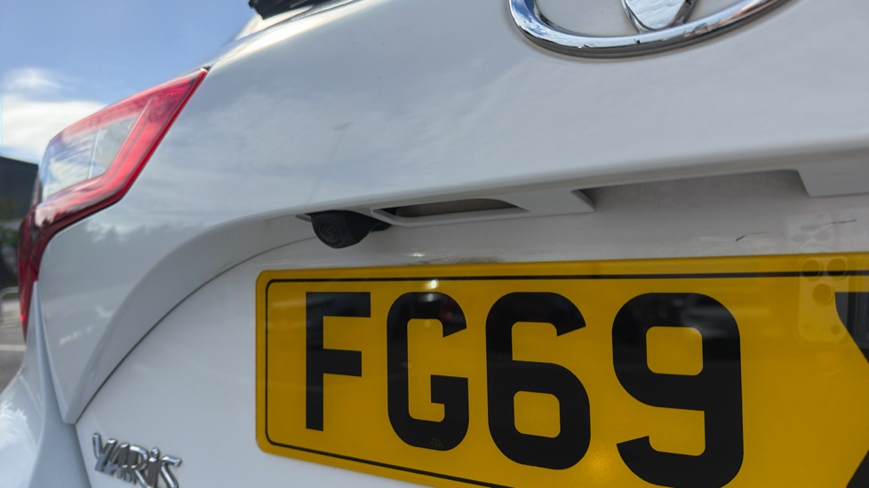 Toyota Yaris 1.5 VVT-i Y20 5dr [Bi-tone] Petrol Hatchback - Image 37