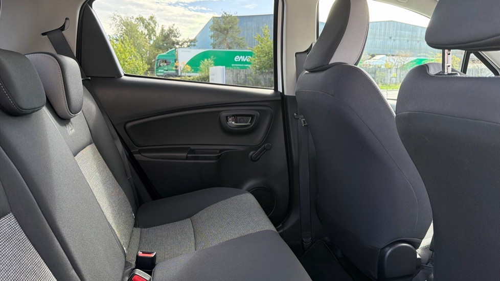 Toyota Yaris 1.5 VVT-i Y20 5dr [Bi-tone] Petrol Hatchback - Image 41
