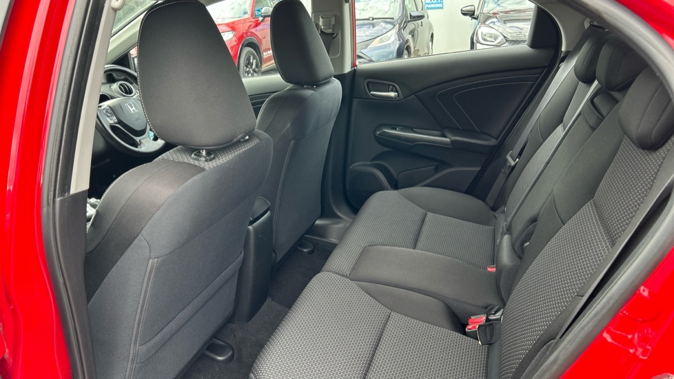 Honda Civic 1.8 i-VTEC SE Plus 5dr Auto [Nav] Petrol Hatchback - Image 16