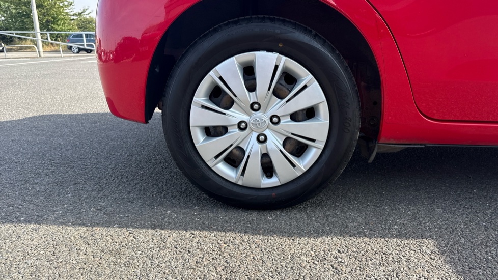 Toyota Yaris 1.0 VVT-i Active 5dr Petrol Hatchback - Image 30