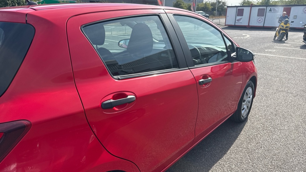 Toyota Yaris 1.0 VVT-i Active 5dr Petrol Hatchback - Image 31