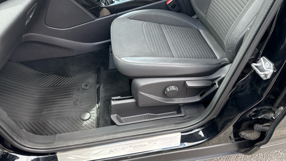 Ford Kuga 1.5 TDCi Titanium Edition 5dr 2WD Diesel Estate - Image 33