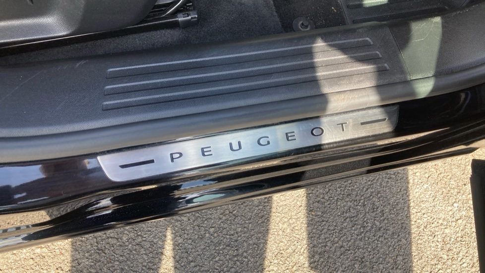 Peugeot 2008 100kW GT 50kWh 5dr Auto Electric Estate - Image 25