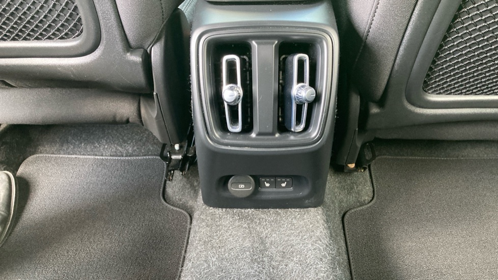 Volvo XC40 170kW Recharge Plus 69kWh 5dr Auto Electric Estate - Image 25