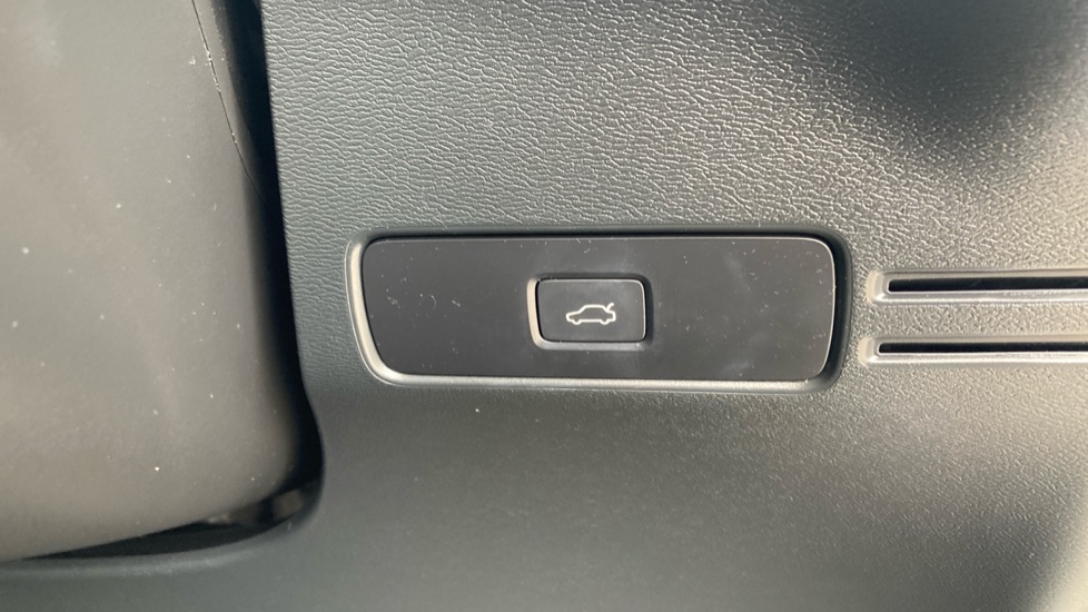 Volvo XC40 170kW Recharge Plus 69kWh 5dr Auto Electric Estate - Image 38