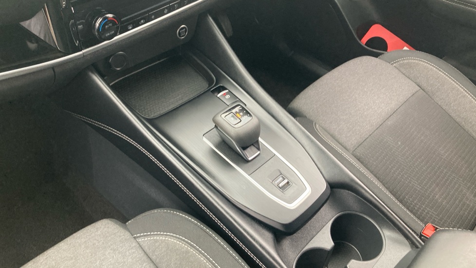 Nissan Qashqai 1.3 DiG-T MH 158 N-Connecta 5dr Xtronic Petrol Hatchback - Image 13
