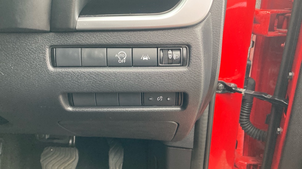 Nissan Qashqai 1.3 DiG-T MH 158 N-Connecta 5dr Xtronic Petrol Hatchback - Image 27