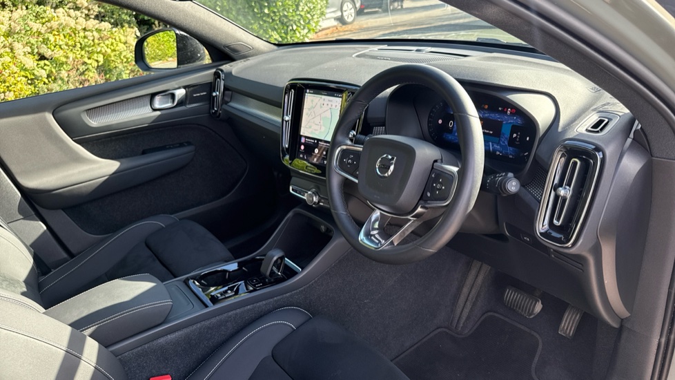 Volvo XC40 2.0 B3P Ultimate Dark 5dr Auto Petrol Estate - Image 11