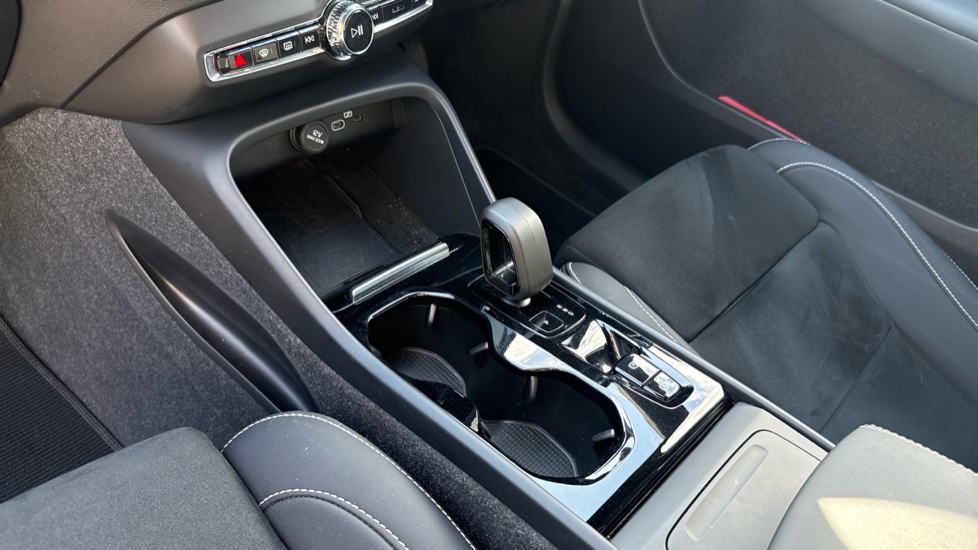 Volvo XC40 2.0 B3P Ultimate Dark 5dr Auto Petrol Estate - Image 13