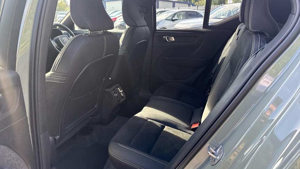 Volvo XC40 2.0 B3P Ultimate Dark 5dr Auto Petrol Estate - Image 16