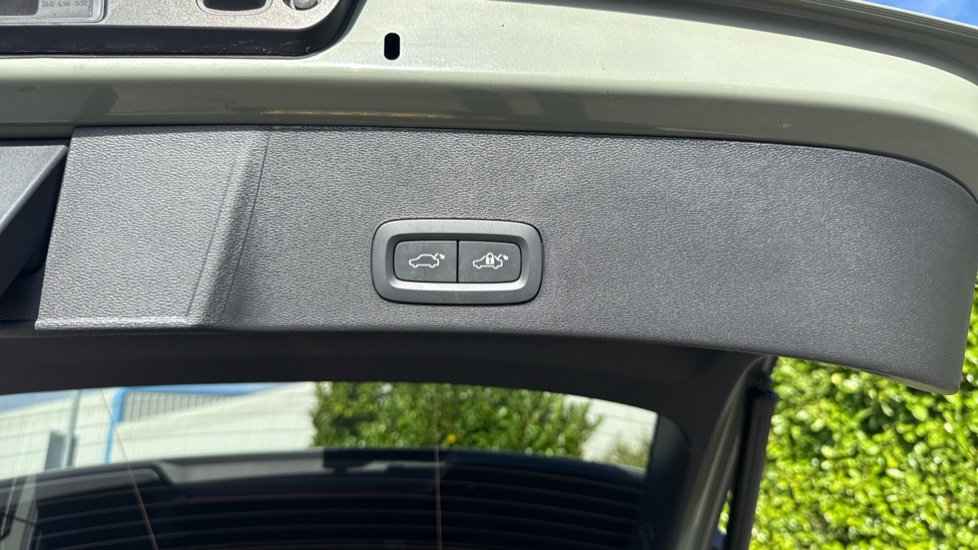 Volvo XC40 2.0 B3P Ultimate Dark 5dr Auto Petrol Estate - Image 21