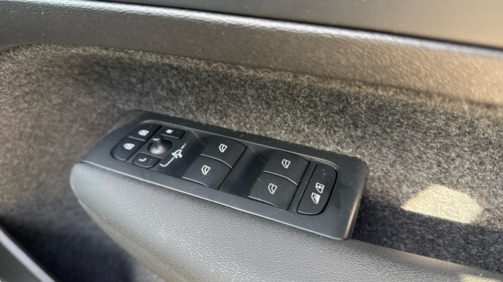 Volvo XC40 2.0 B3P Ultimate Dark 5dr Auto Petrol Estate - Image 22