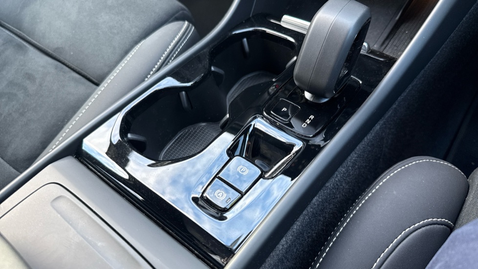 Volvo XC40 2.0 B3P Ultimate Dark 5dr Auto Petrol Estate - Image 29