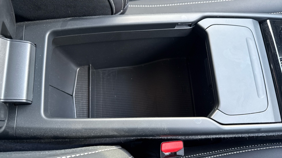 Volvo XC40 2.0 B3P Ultimate Dark 5dr Auto Petrol Estate - Image 30