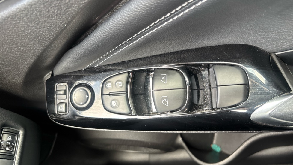 Nissan Juke 1.6 Hybrid Tekna 5dr Auto Hybrid Hatchback - Image 27