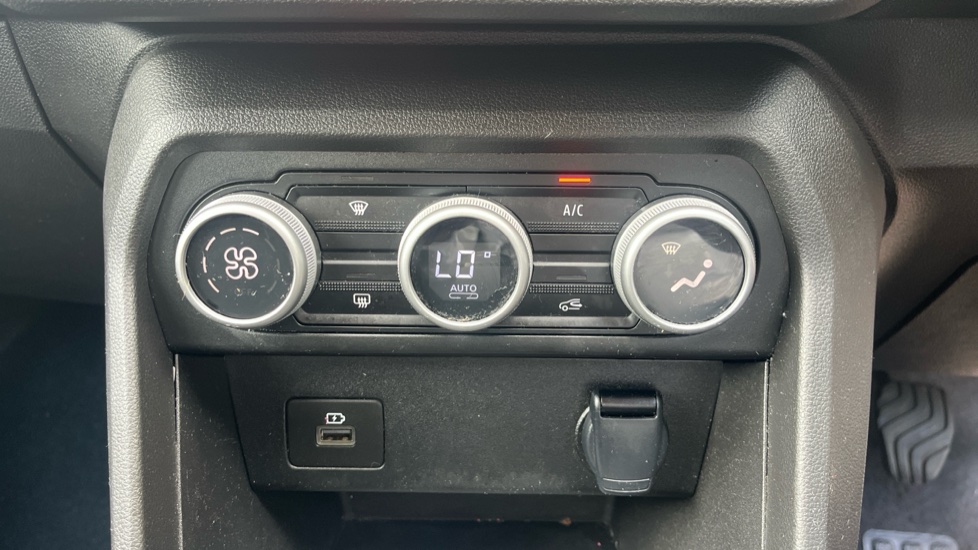 Dacia Jogger 1.0 TCe Extreme SE 5dr Petrol Estate - Image 23