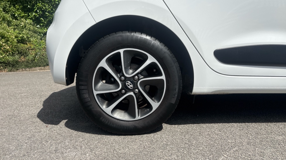 Hyundai i10 1.2 Premium 5dr Petrol Hatchback - Image 7