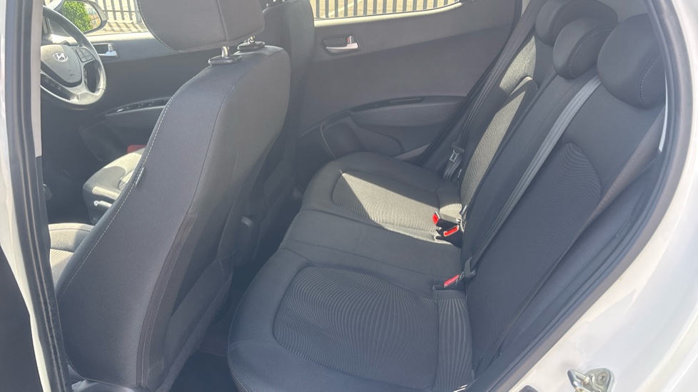 Hyundai i10 1.2 Premium 5dr Petrol Hatchback - Image 16