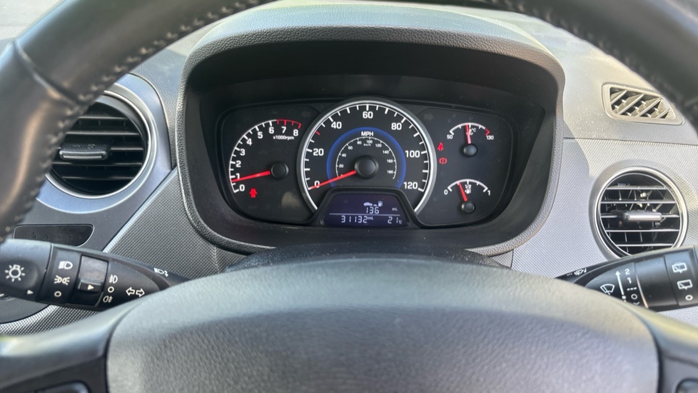 Hyundai i10 1.2 Premium 5dr Petrol Hatchback - Image 18